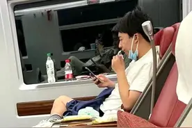 25岁郭麒麟坐高铁被偶遇，自称形象差拒绝合影！年纪轻轻却患痛风图片