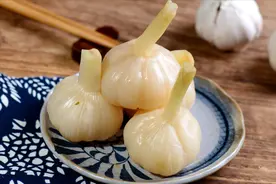 往大蒜里倒入雪碧，原来饭店的腌糖蒜这样做，脆甜爽口真解腻图片