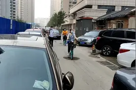 8米宽的路面只剩2米多，广和西路上车辆经常“顶牛”图片