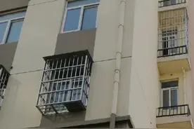 瞧瞧我家楼上邻居干的好事，空调机位上装防盗窗，当自家阳台用图片