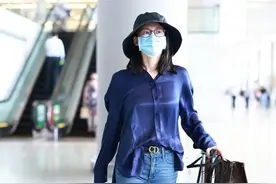 苗苗气质成熟女人味更浓，滑溜衬衫配紧身牛仔裤，优雅又不张扬图片
