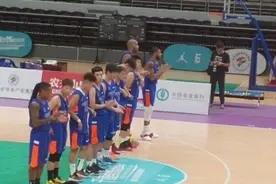 辽宁男篮主场发生的打架事件，被追打之人，酷似CBA外援福特森图片