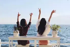 得知男友很有钱后，闺蜜各种反对：女人的友谊，绕不开攀比和嫉妒图片