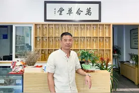 他是温州“虫草王”！花16年挖人参、挖虫草，每天抱着滋补品图片