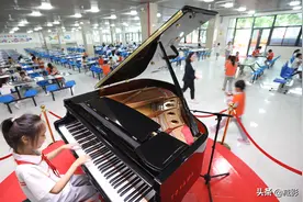 学校餐厅变“音乐厅”，吃饭时学生登台演奏名曲图片
