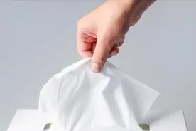 被央视曝光的“毒纸巾”，比拖把还要脏，很多家长却成箱往家搬图片