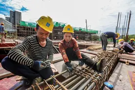 为圭塘河畔添风景，项目工地上“女汉子”日扎钢筋上千根图片