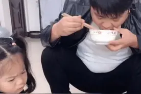 暴躁奶爸在线，娃不愿意听话吃饭，一巴掌过去就治好图片