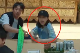 谭松韵又来蘑菇屋，镜头特写张子枫，她的反应像极了中奖的自己图片