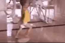 女童锯掉妹妹鼻子 两儿童撑伞跳楼 你还敢拿动画片给孩子当保姆图片
