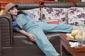 杨超越躺沙发上休息，狗狗过来想亲她，她的反应让人笑出了猪叫声图片