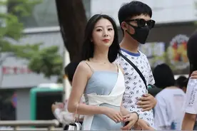 路人街拍：姑娘身材高挑，穿蓝色吊带连衣裙，气质非常好图片