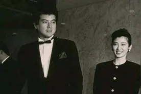 山口百惠婆媳俩烫完头好俏丽，边缘有层次的卷发，圆脸烫了果然美图片