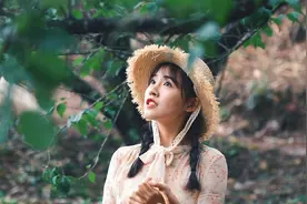 东北美女，曾是央视主持人，辞职去旅游，年入百万，粉丝破千万图片