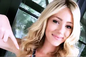 美呆了！霍纳塞克女儿穿父亲球衣出镜，颜值和身材都是顶级啊图片