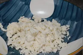 想吃疙瘩汤，一个塑料瓶轻松搞定，1分钟做出一大盘，长见识图片