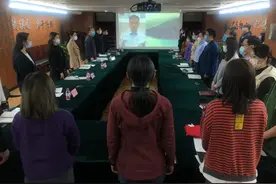 主持人周涛离开央视后变更牛？和高层开会站c位，气场不输男领导图片