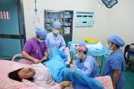 “钱我们出，赶紧剖腹产”“再等等”23岁产妇艰难顺产7.8斤女宝图片