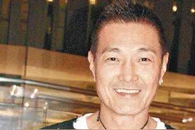 为成龙打拼29年，却被无情炒掉，给10万遣散费，今一家四口很幸福图片