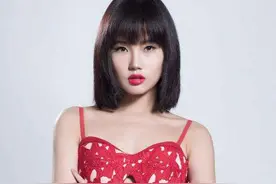 大家都听过黄龄的《痒》吧，现在在乘风破浪火了，内附与许嵩合影图片