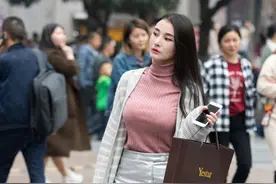 搞笑GIF开心一刻：小小年纪就喜欢捉弄大人图片