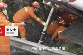 伤者讲述甘肃平凉大巴车侧翻致13死亡：感觉眼前一黑，事发时坐在大巴车车尾，部分乘客没系安全带图片