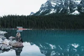 加拿大梦莲湖Moraine Lake，被世界公认为是最有拍照身价的湖泊图片