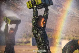 特战大队泥潭极限体能挑战 隔着屏幕都能感到热血图片