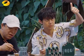 张艺兴做饭真的好吃？黄渤现场批评他放太多油，何炅救场都来不及图片