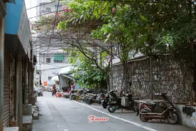 奇葩路边摊，炸炸店没有炸炸，招牌居然是焖面图片