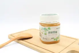 「珍品汇」东北长白山的自然馈赠——黑蜂雪蜜图片