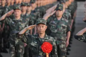 兵王王忠心，部队服役30年，退休后的他现状如何？图片