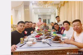 徒弟们都来吃大户，郭德纲笑得合不拢嘴，从排座位看看老郭喜欢谁图片