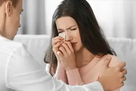 老婆说回娘家几天，我便去找兄弟喝酒，结果在门口听到老婆的笑声图片
