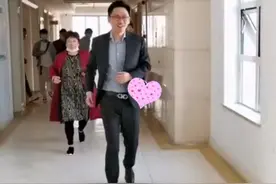 娃出生后，舅舅“抢头彩”第一个抱，希望孩子长得像自己一样帅图片