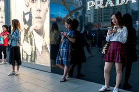 研究人员揭示穿名牌商品的自私女性，贫富分化背后的人性根源图片