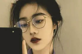 小说：她将身上的衬衫裹的紧紧的图片