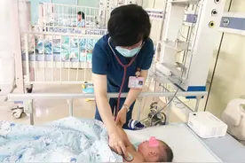 10个月女娃黄豆卡气管 肺泡破裂“气胸” 哈尔滨市儿童医院多学科救治取出气管异物“炸弹”图片