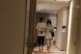 知名女星恋情疑曝光！和小鲜肉酒店过夜，两人举止亲密似连体婴图片