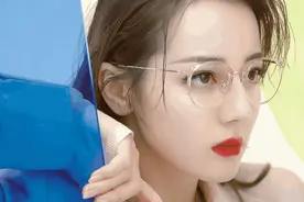 谁说戴眼镜会降低颜值？来看看她图片