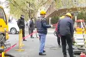 杭城一路口天然气泄漏，路过市民闻到很浓的煤气味视频封面