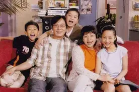 重组家庭中，同父异母和同母异父的孩子，哪种关系2个孩子更亲近?图片