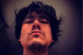 新戏造型？彭于晏晒怼脸自拍，头发胡须野蛮生长变流浪汉图片