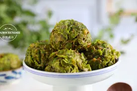 四月枝头的野菜，加点儿面粉做成窝头，好吃助眠还减肥，别错过它图片