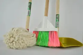 你家的拖把扫把，是放在哪呢？装修时没想到，现在住得乱糟糟图片