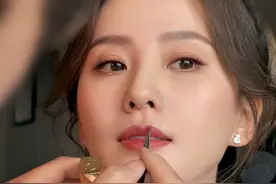 4个涂口红的“小技巧”，让你远离卡纹和起皮，妆感高级更持久图片