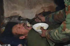 姊妹五个兄弟俩一生未娶，弟弟瘫痪在床，哥哥照顾弟弟手足情深图片