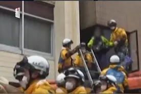 日本泥石流一母女被困公寓28小时，救援人员爬窗抱出女婴图片