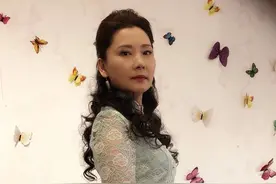 57岁何赛飞气质超群，成熟高贵的穿搭突显曼妙身段，依旧有魅力图片