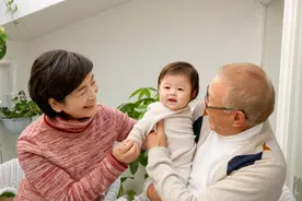 “母子情深”是天生的吗？从小不陪孩子睡，“亲妈”也可能不太亲图片